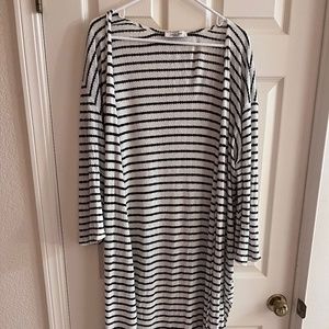 Black and white duster